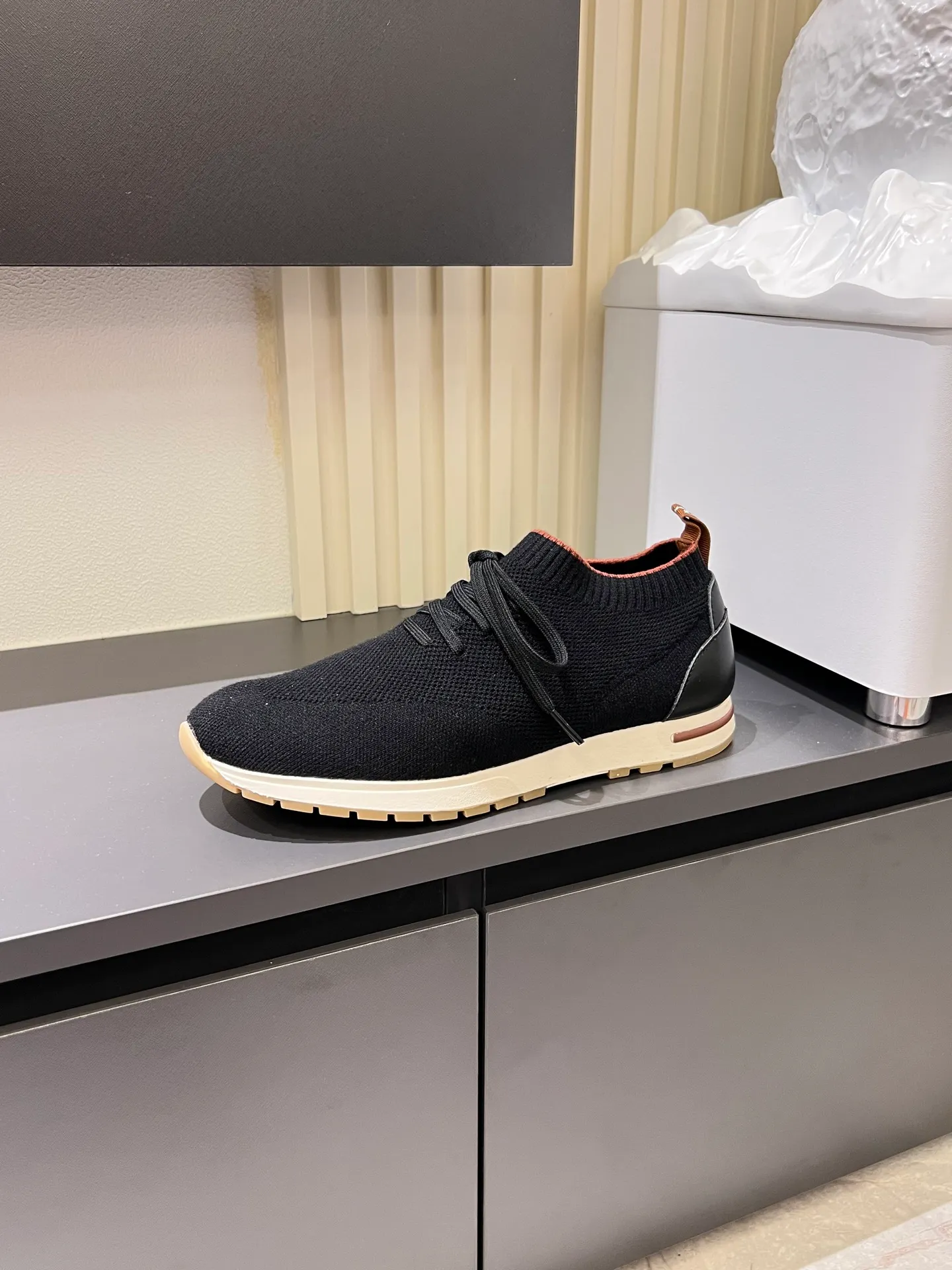 Men's Men's Shoes 💰p380 Loro Men's Shoes 💰piana/Noyo Piana 360 L Men's Shoes 💰p Flexy Walk Men's Sports Shoes These sports shoes are made of knitted wool uppers, and the heel is wrapped in smooth calf leather. Merino sheep are selected from Australia and New Zealand. The upper is machine-woven like a sweater, and then equipped with a white rubber outsole and a Kummel-colored sole. It is both beautiful and non-slip. The fabric is 100% cashmere and the insole is calf leather. It is super comfortable on the feet! Comes with full original packaging! Multiple colors available! Size: 38-44 (45 customized)